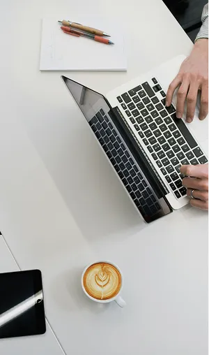 MacBookを触っている画像