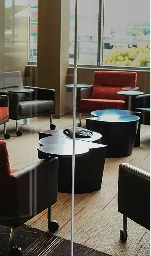ガラス越しの部屋。中心に低い机が2つあり周囲に椅子が円状に並んでいる