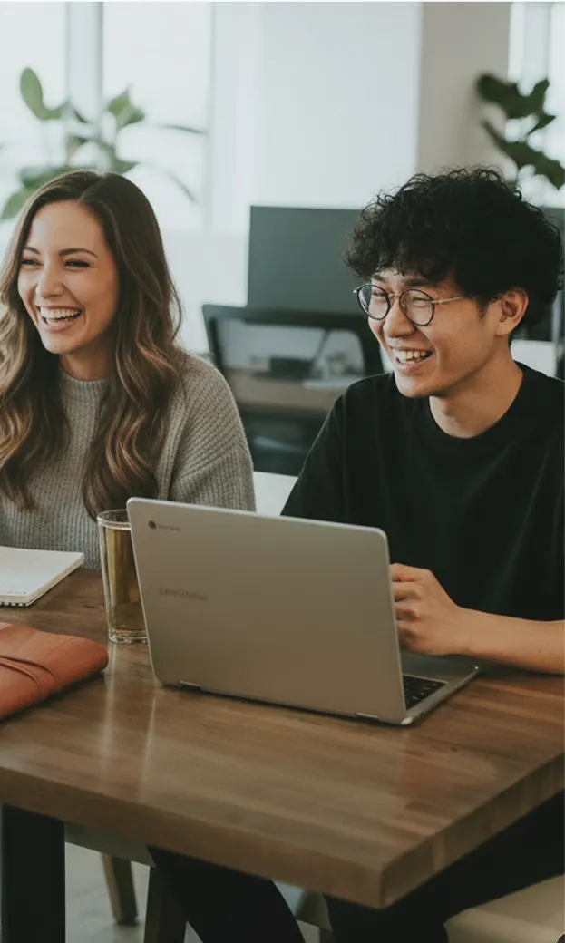 作業しながら談笑する女性2人と男性1人